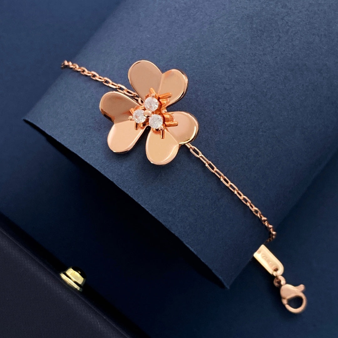 18K Frivole Medium Clover Bracelet