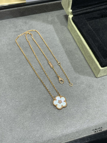 18K Lucky Spring Pendant Clover Necklace